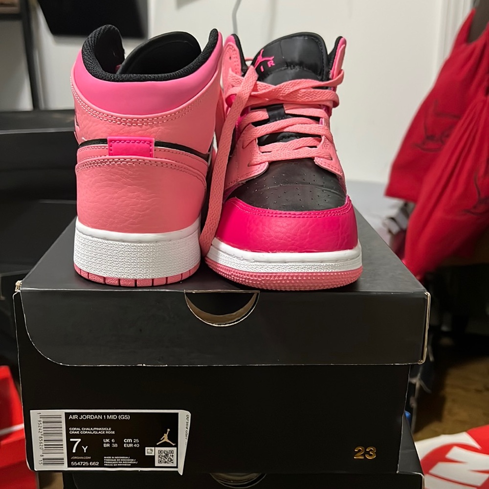 Air Jordan mid 1